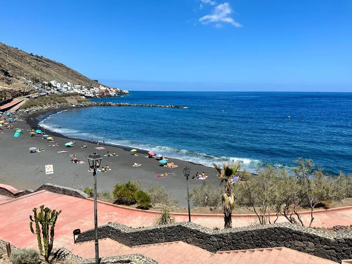 Artistic Beachfront Apartment Radazul