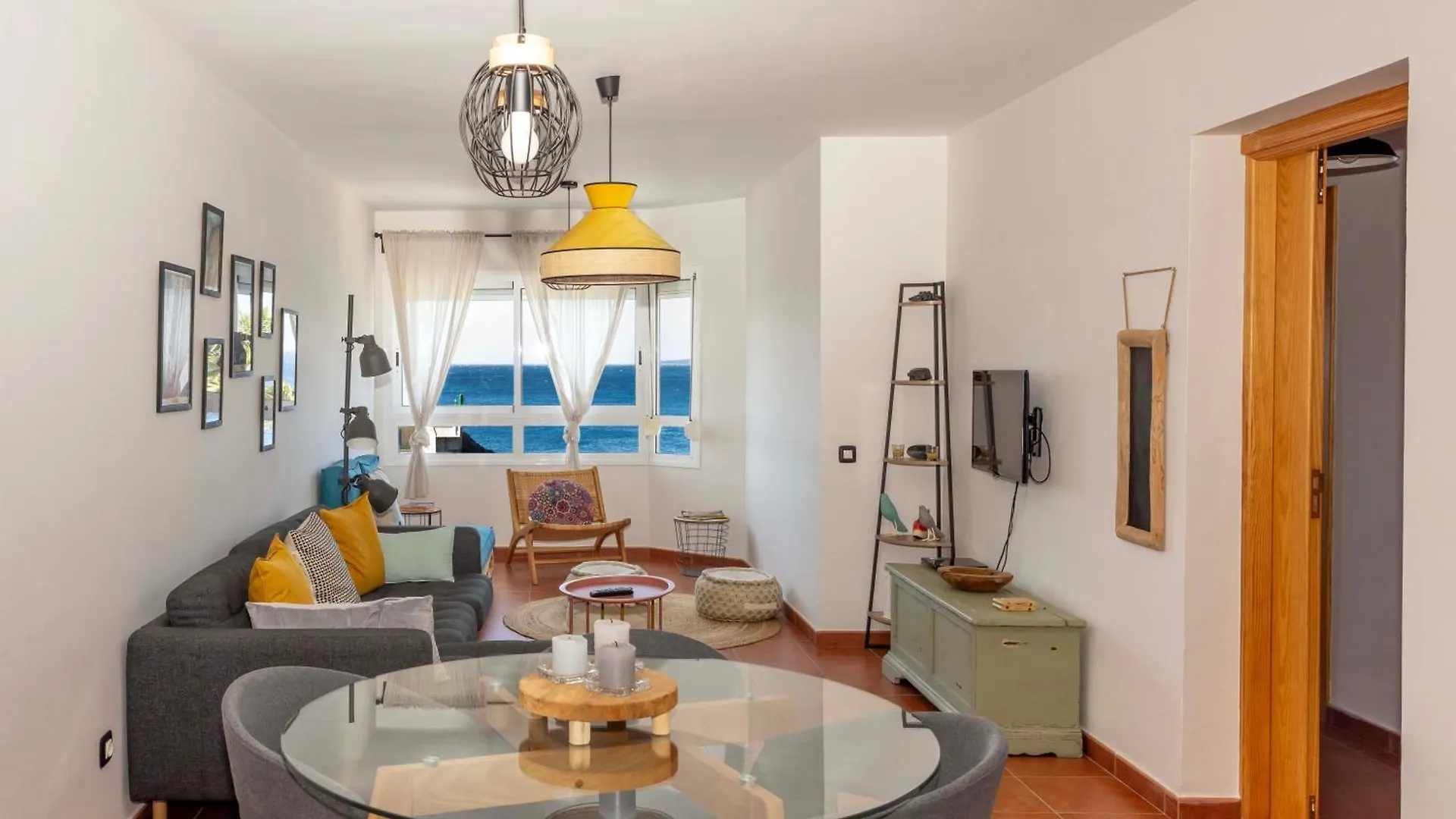 Artistic Beachfront Apartment Radazul