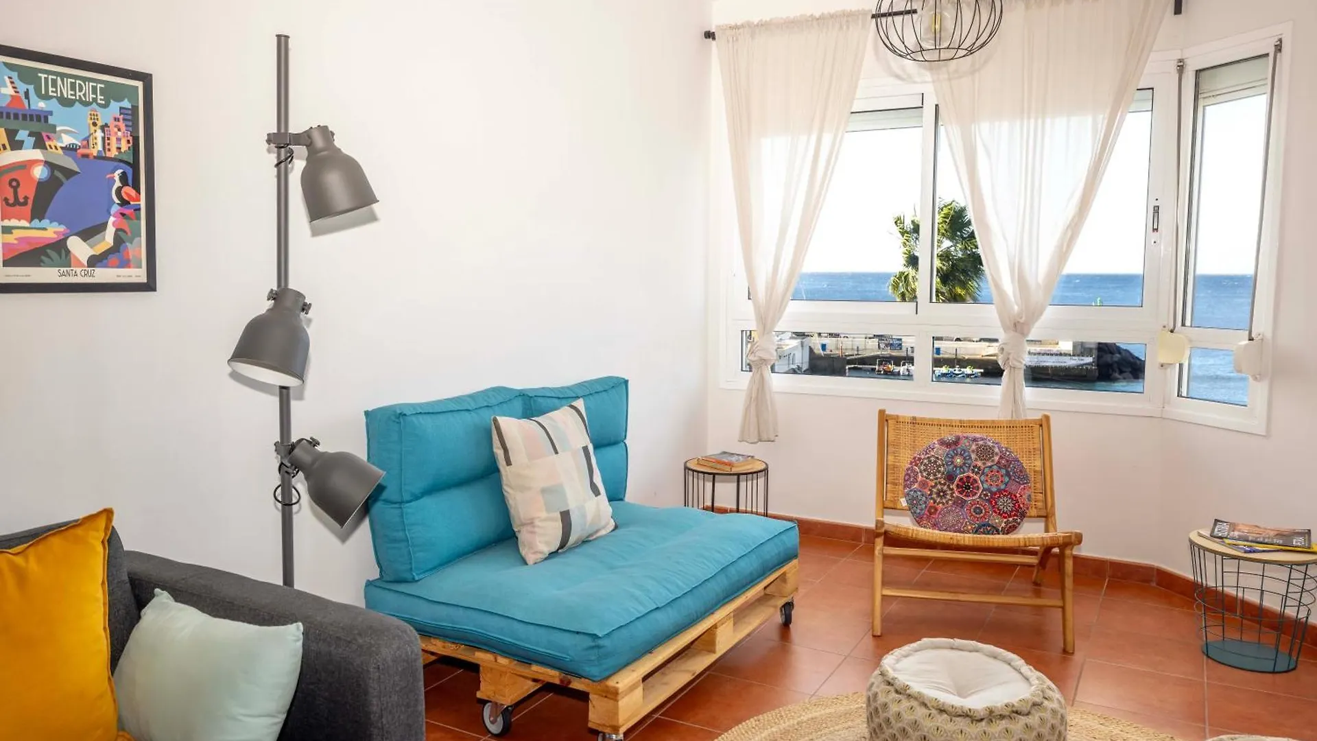 Artistic Beachfront Apartment Radazul