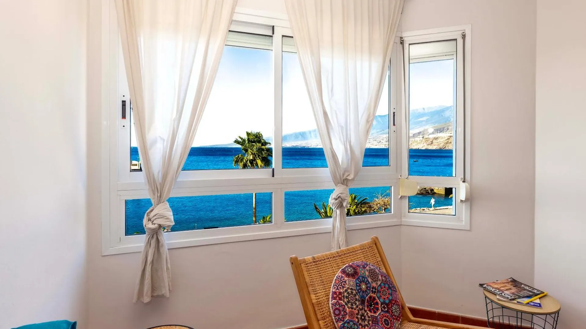 Artistic Beachfront Apartment Radazul 0*,
